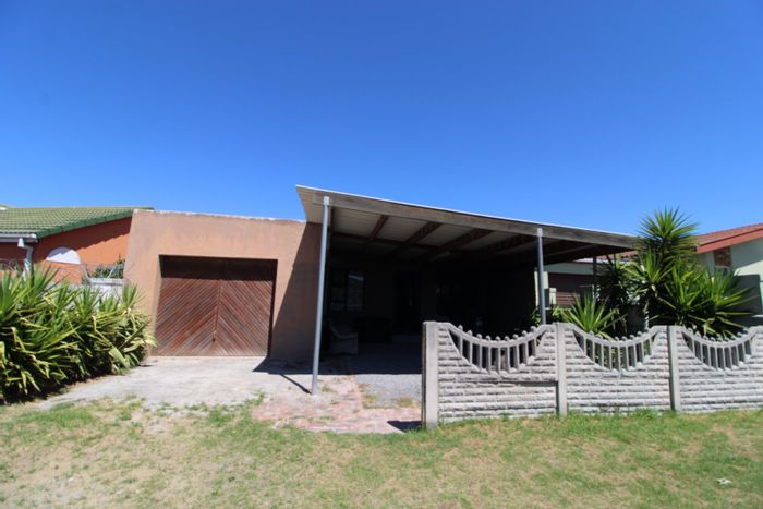 Kleinvlei House For Sale: 2 Bedrooms, open-plan living, garage, potential for extensions.