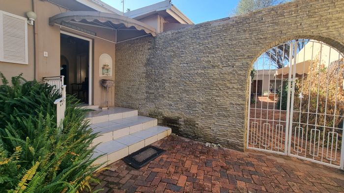 For Sale: Wilkoppies Farm with 5 bedrooms, pool, tennis court, and 10 garages.