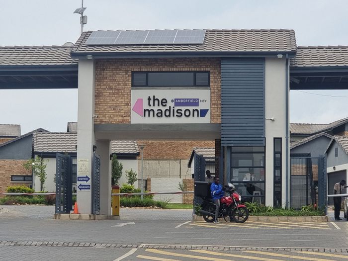 Rooihuiskraal North Apartment For Sale: 2 beds, pool, gym, 24-hour security.