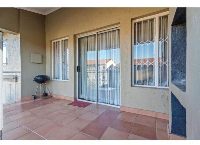 Noordhang Apartment To Rent: 2-bed, loft, pool, patio with braai, garage.