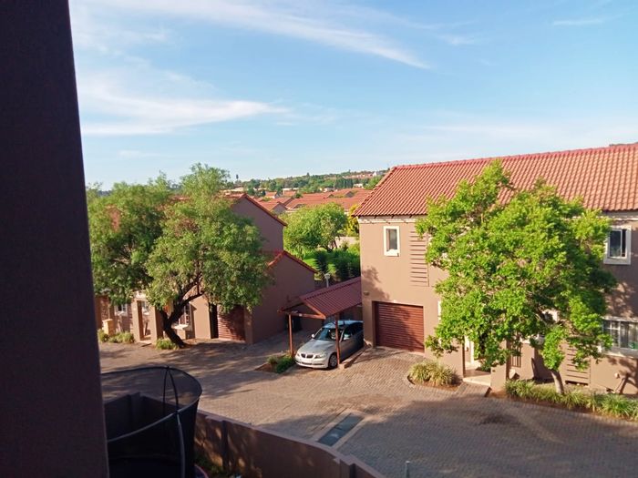 Townhouse To Rent in Halfway House: 2 bedrooms, garage, near amenities.