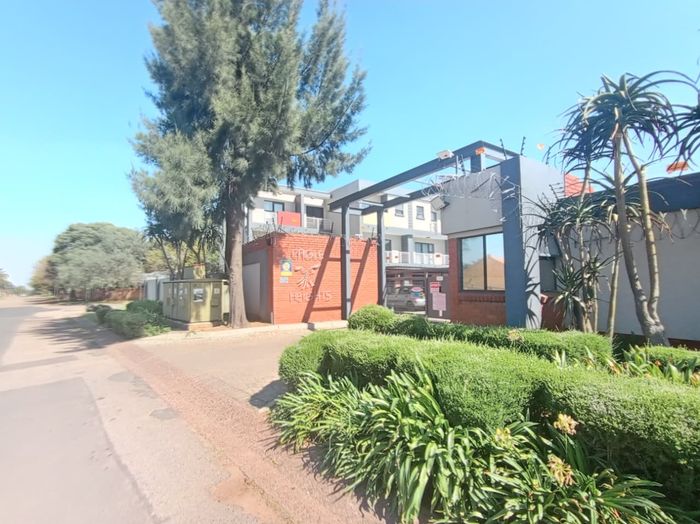 Reyno Ridge Apartment To Rent: 2 Bedrooms, Open Plan Living, Prepaid Utilities.