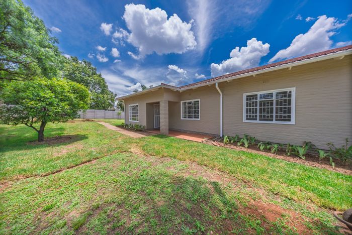 House To Rent in Lakeside Village: Spacious home with garden, garage, and guest suite.