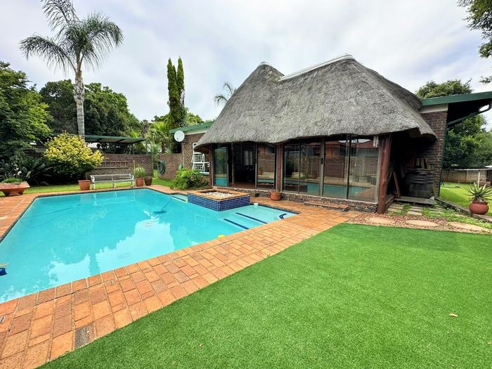 Hennopspark House For Sale: 6 Bedrooms, pool, flat-lets, and ample parking.