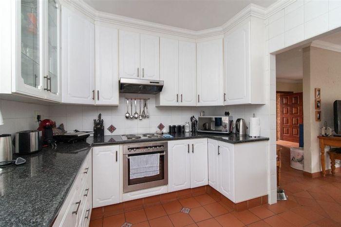 Eveleigh Townhouse For Sale: 3 beds, double garage, scullery, spacious layout.