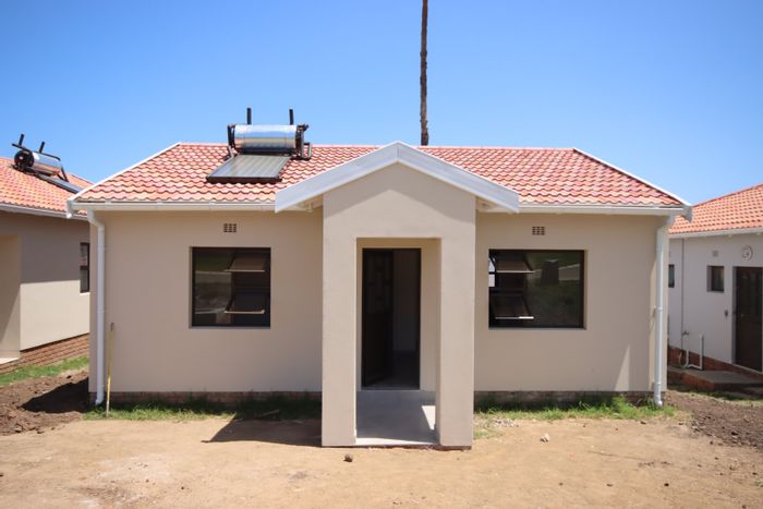 Amalinda House For Sale: 2 beds, 2 baths, prepaid electricity, solar geyser.