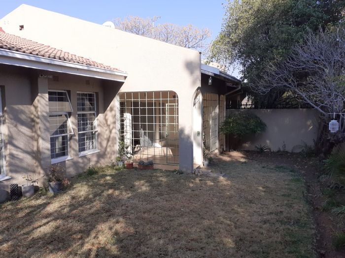 Ferndale House To Rent: 3 bedrooms, private garden, garage, security features included.