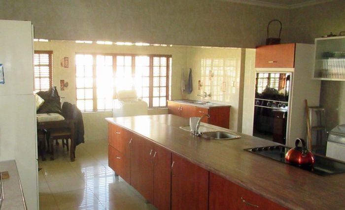 3-Bedroom House with Pool in Florida Park - For Sale, Great Investment Opportunity.