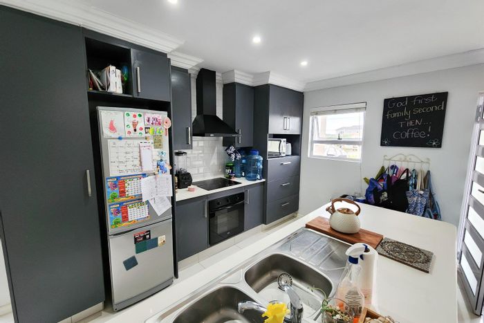 East London Rural House For Sale: 3 beds, secure estate, garden, garage.