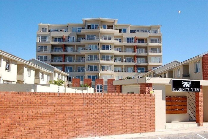 Humewood Apartment For Sale: 2 Beds, Harbour Views, Secure Complex, Parking Included.