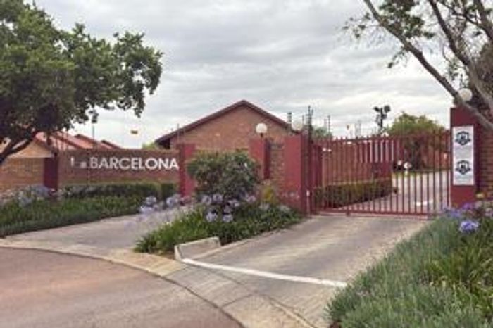 For Sale: Ground floor apartment in The Reeds Ext 10 with private garden.