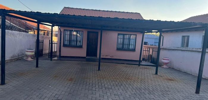 House For Sale in Soshanguve Ext: 2 Bedrooms, low maintenance, close to amenities.