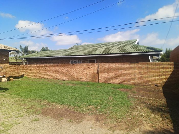 2 Bedroom House To Rent in Witbank Ext 10 with carport and yard space.