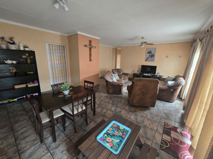 Del Judor Townhouse To Rent: 3 beds, study, generator, double garage, prime location.