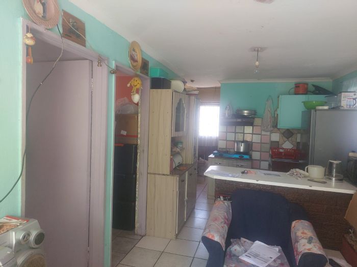 House for Sale in Roosendal: 3 bedrooms, large yard, open plan living.