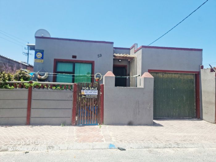 Delft South House For Sale: 3 Bedrooms, spacious backyard, close to amenities.