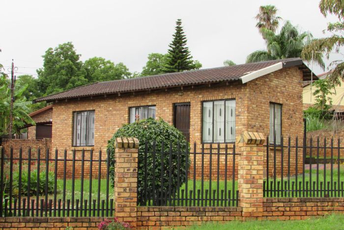 3-Bedroom House For Sale in Kingsview Ext 3 with Carport and Garden.