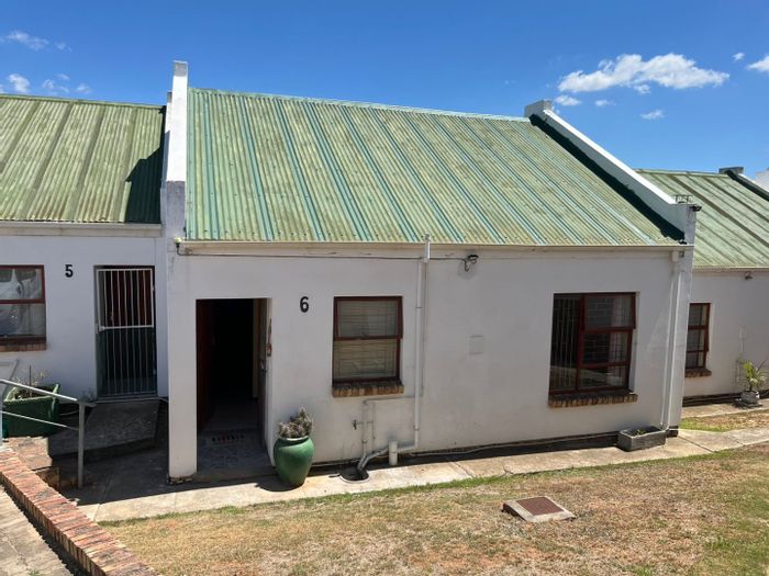 For Sale: Townhouse in Despatch Central, 2 beds, balcony, garage, open plan living.