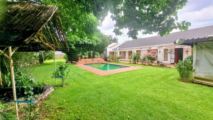 For Sale: Spacious Sonland Park house with pool, jacuzzi, and extensive security features.