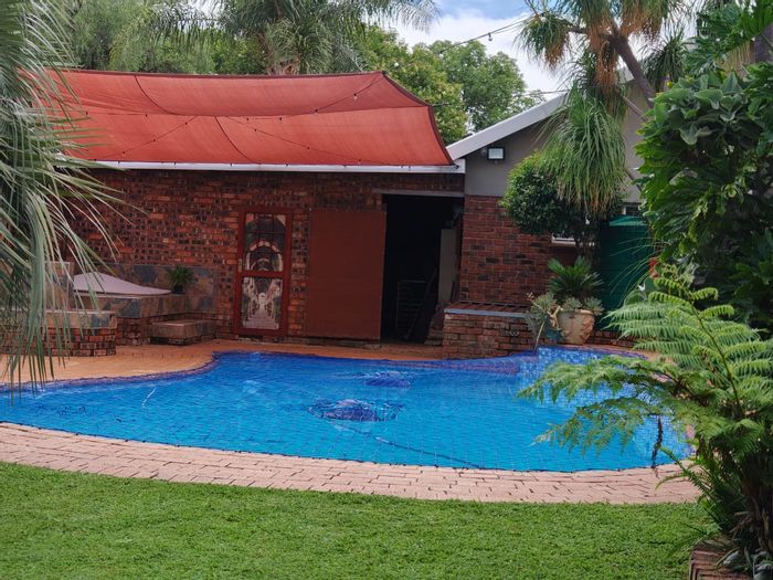 For Sale: House in Ifafi with pool, garden, air conditioning, and ample storage.