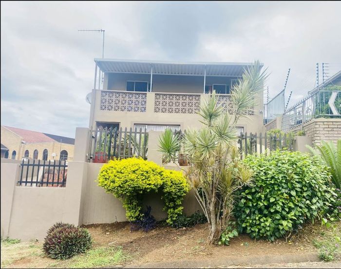 Castlehill House For Sale: 7 bedrooms, dual living, rental income potential, convenient location.