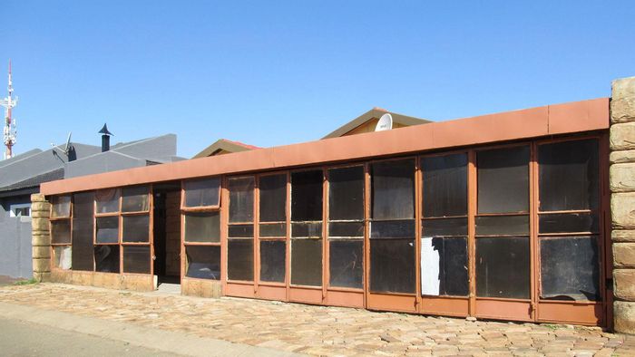 For Sale: House in Protea North with 5 bedrooms, bathrooms, and entertainment patio.