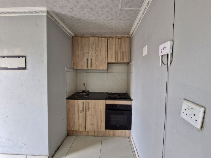 Bachelor apartment to rent in Daveyton with secure yard and prepaid electricity.