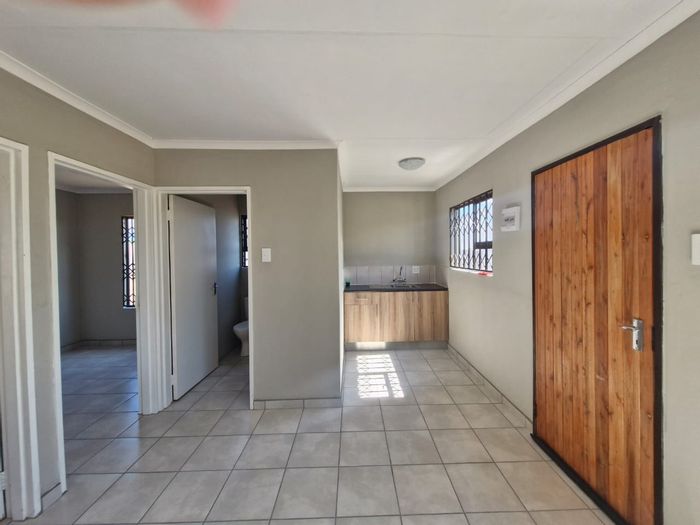 To Rent: Apartment in Palm Ridge with 2 bedrooms, secure access, prepaid utilities.