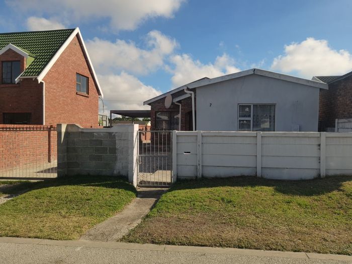 Bridgemeade House For Sale: 3 bedrooms, en-suite, open plan living, enclosed yard.