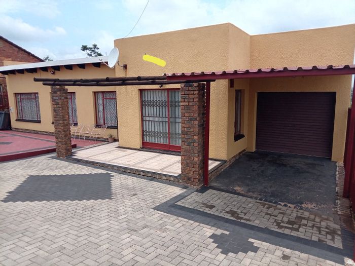 House for Sale in Soshanguve Ext: 3 beds, 2 baths, near schools and shopping.