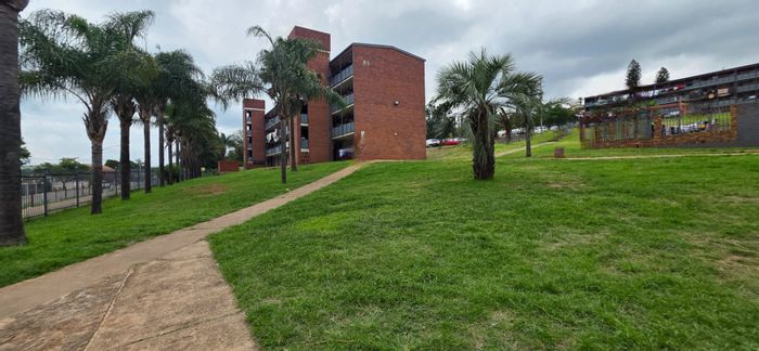 Laudium Apartment For Sale: 3 Bedrooms, 24/7 Security, Parking, Close to Amenities.
