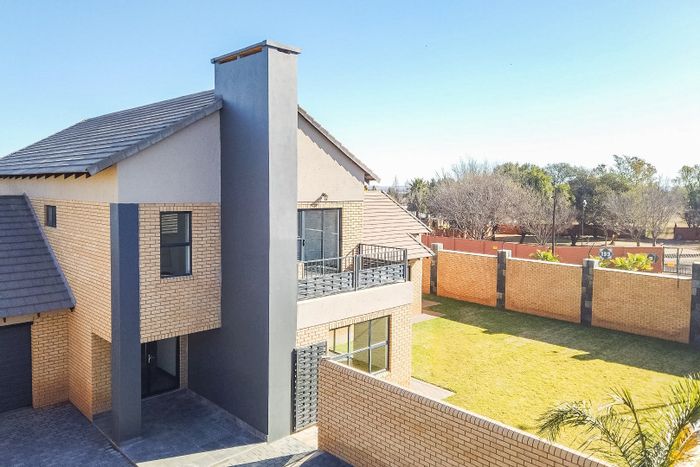 Spacious 5-bedroom townhouse in Wilkoppies with indoor braai and 24/7 security. To Rent.