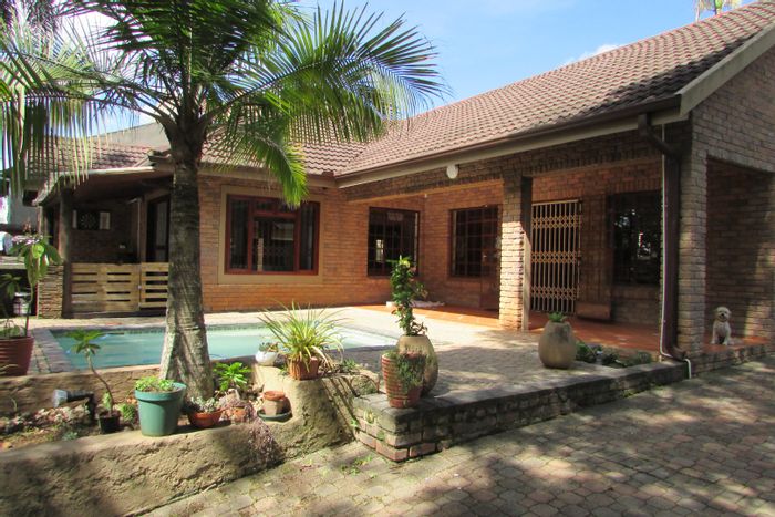 For Sale: House in White River Ext 18 with pool, flat, and security features.