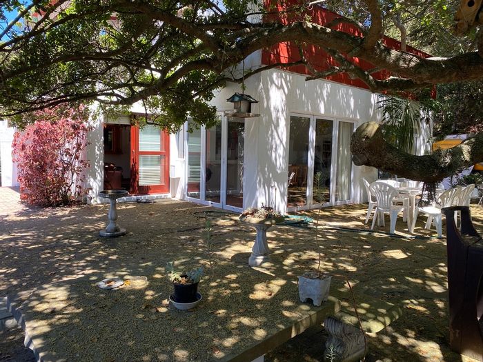 House To Rent in Seaside Longships: 3 bedrooms, patio, near beaches, furnished.