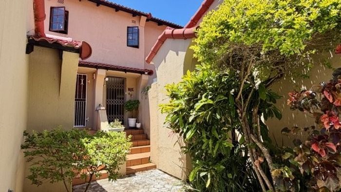 Uvongo Townhouse For Sale: 3 beds, private patio, secure complex, pet-friendly.