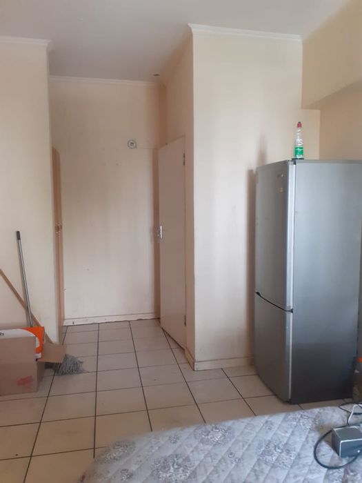 For Sale: Apartment in Bloemfontein Central, 2 bedrooms, convenient amenities, spacious kitchen.