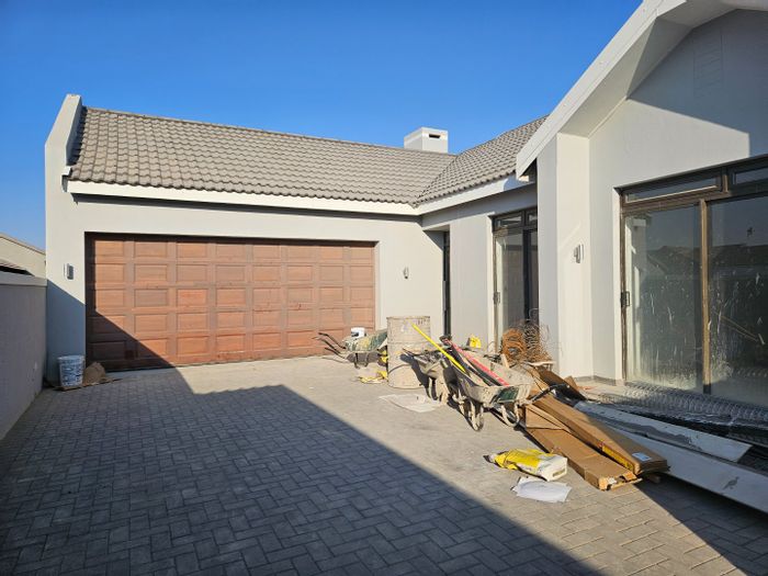 For Sale: House in Bloemspruit with 3 beds, double garage, and secure parking.