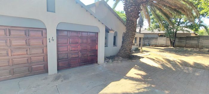 Croydon House For Sale: Spacious 4-bedroom, garden, entertainment area, rental potential.