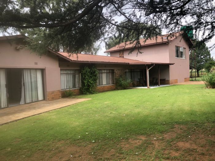Ebner On Vaal Farm For Sale: 4 beds, 4 garages, borehole, 2.1 hectares.