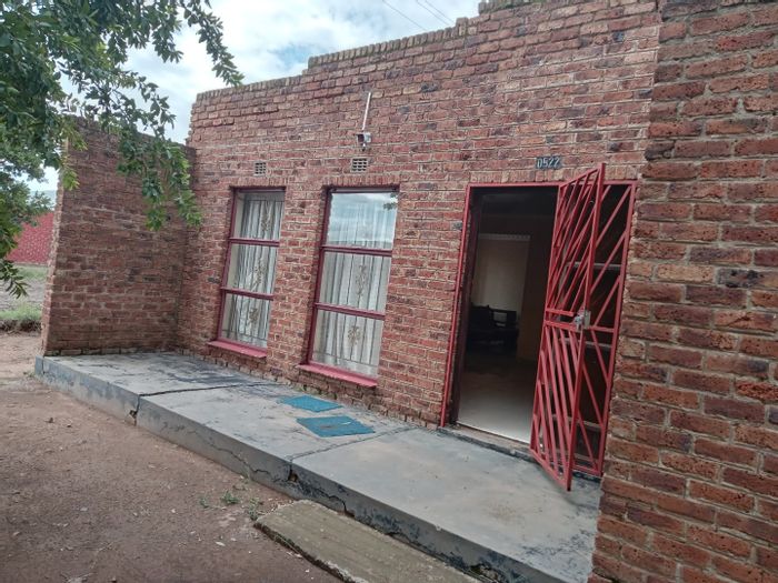 For Sale: House in Thaba Nchu Central with large kitchen, yard, and 3 bedrooms.