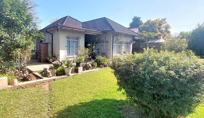 For Sale: Spacious Plantation house with 4 bedrooms, garage, pool, and garden.