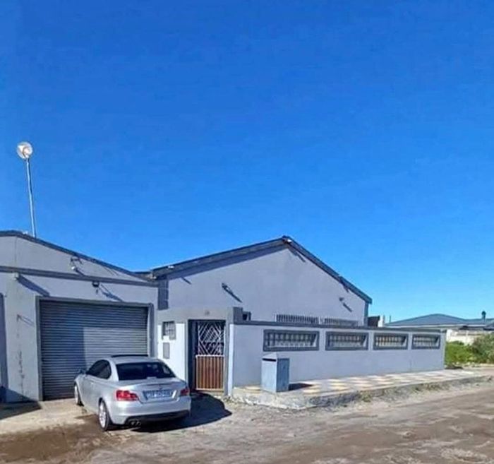 For Sale: House in Highlands Estate with granny flats, spacious living, and secure parking.