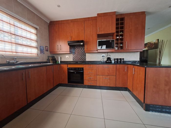 For Sale: House in Ormonde View with 3 bedrooms, garage, and open-plan living.