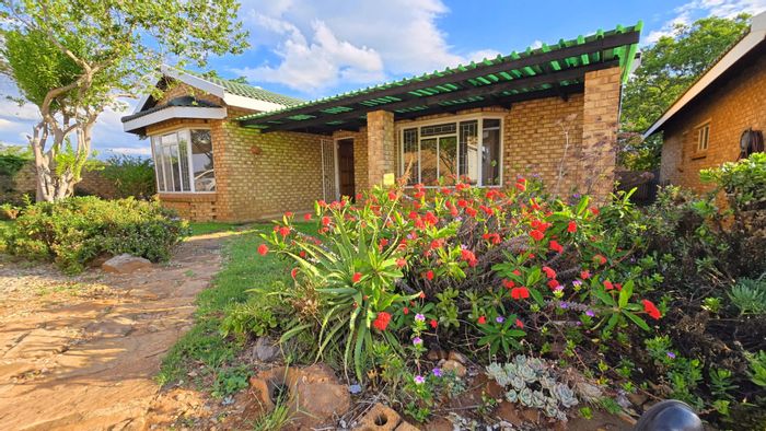 Kleinfontein AH Townhouse To Rent: 2 beds, 2 baths, garage, amenities included.