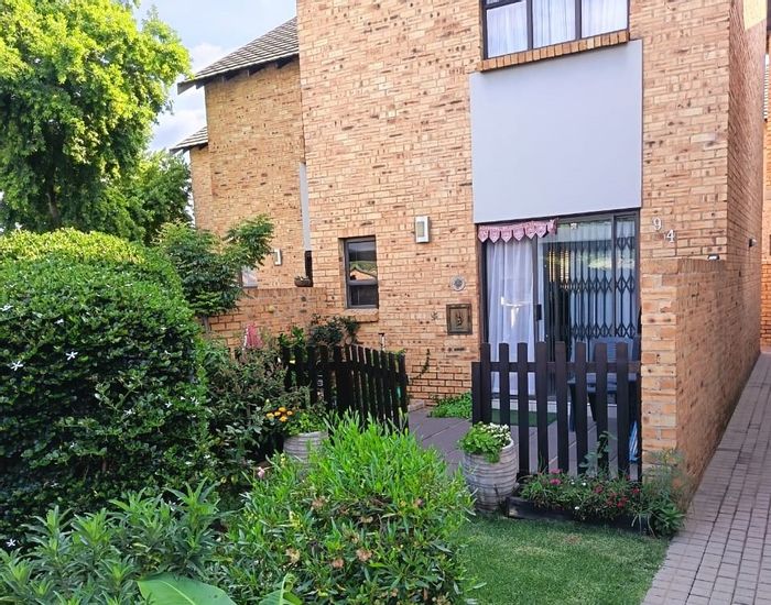 Rooihuiskraal North Townhouse For Sale: 2 beds, private courtyard, close to amenities.