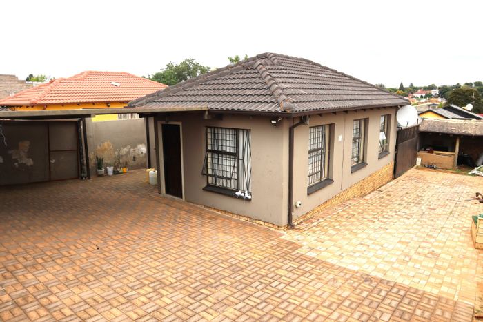 3 Bedroom house in Mindalore for sale with spacious yard and built-in cupboards.