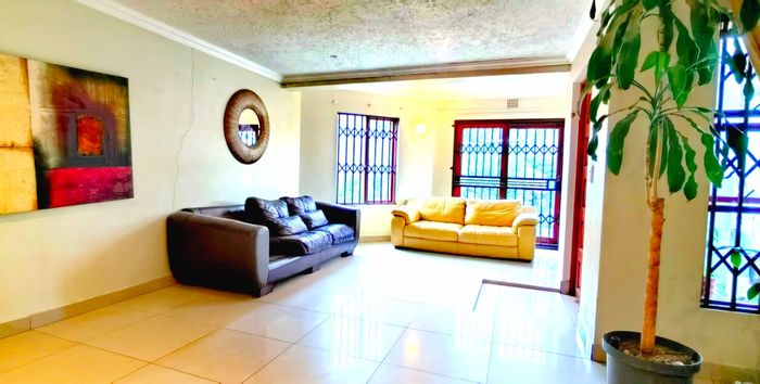 House To Rent in Strubensvallei: 3 beds, 2 baths, shared yard, pool under construction.