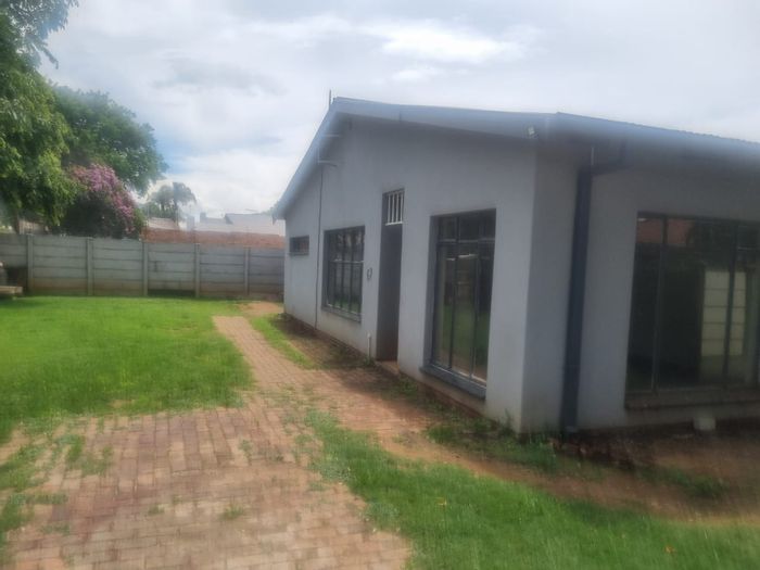 Spacious 5-bedroom house in Capricorn with ample parking and pet-friendly. To Rent.