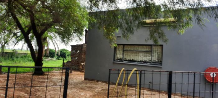 For Sale: 4-bedroom house in Allanridge Central with braai area, splash pool, and ample parking.