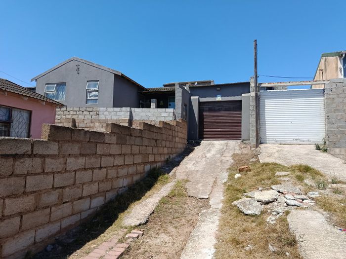 Allan Heights House For Sale: 2 Bedrooms, Garage, Close to Amenities.